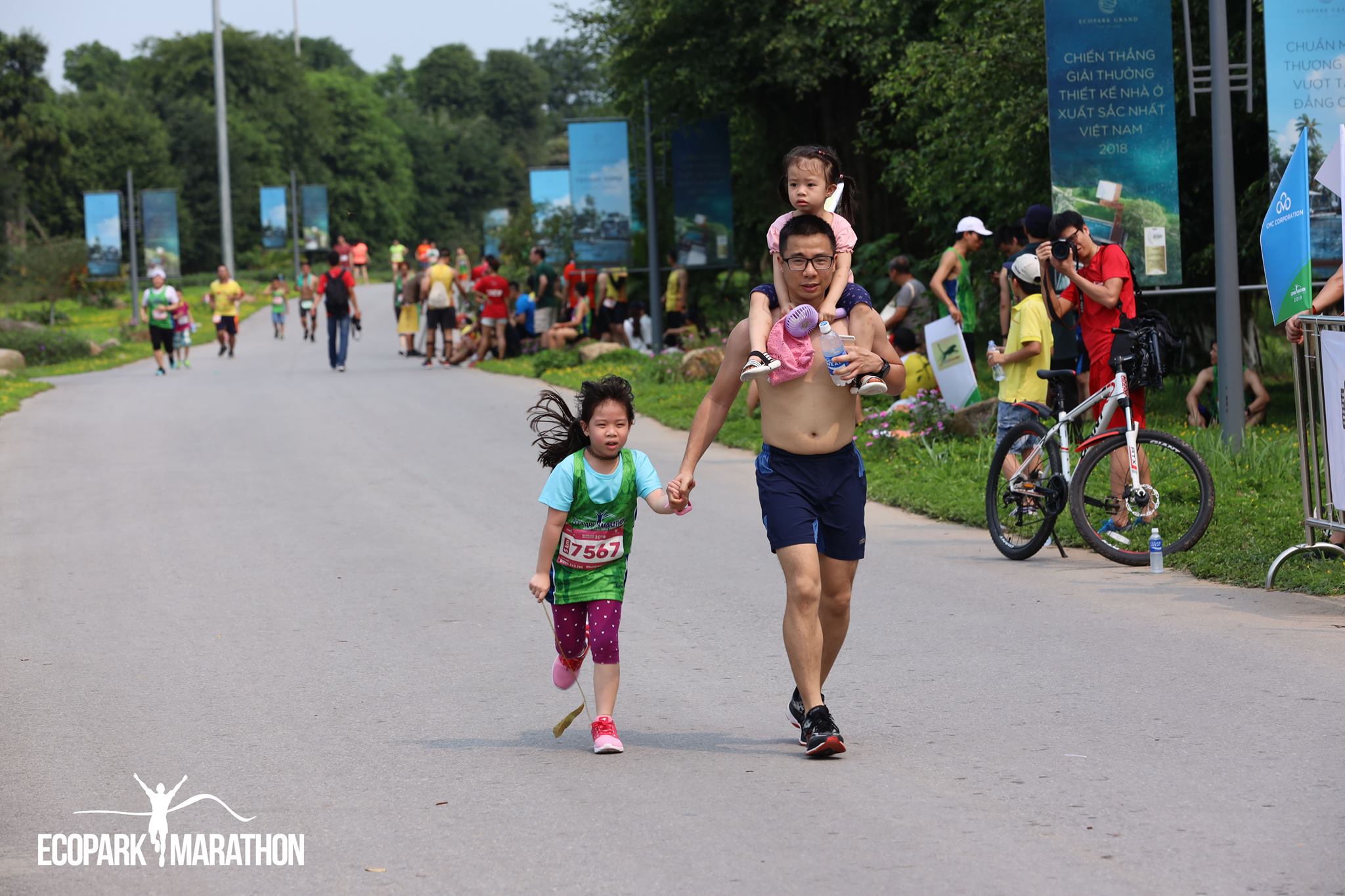 Những hình ảnh ‘cười té ghế’ và đốn tim của Ecopark Marathon 2019